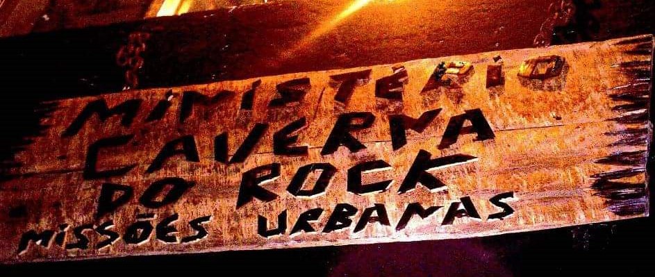 Placa de madeira com o nome Caverna do Rock